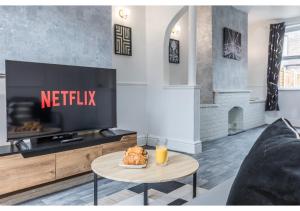 Modern 3BD House in Salford, with free parking