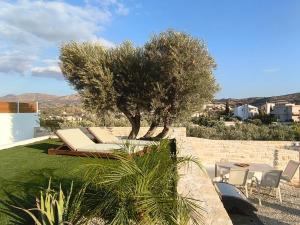 Villa Livia- panoramic view with pool and beautiful garden