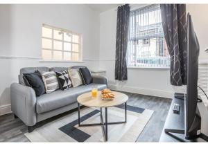 Modern 3BD House in Salford, with free parking