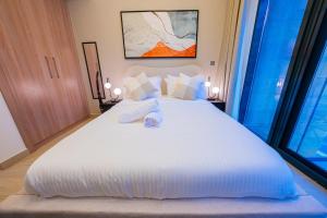 Stunning Studio with Swimming Pool View