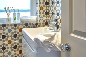 The Lark - High Style by the Roman Baths