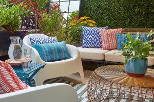 The Lark - High Style by the Roman Baths