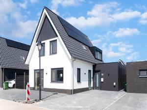 Holiday Home in Stavoren with Jetty