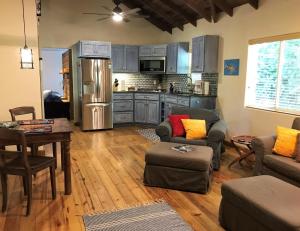 Quiet Retreat, Ideal For An Intimate Romantic Getaway Or 2 Couples