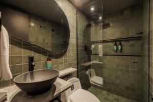 10th Street Three-Bedroom Jacuzzi & Billiard 201