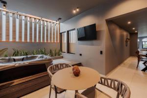 10th Street Three-Bedroom Jacuzzi & Billiard 201