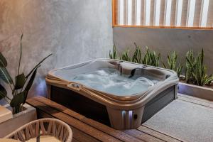 10th Street Three-Bedroom Jacuzzi & Billiard 201