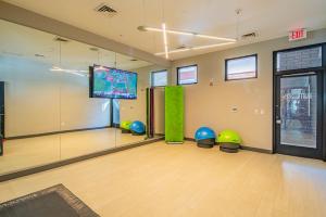 Unique 1BD - DT PHX - Parking, Gym, Pool - Sleeps 6