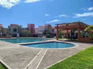 House with pool, near the beach - Casa con alberca, cerca de playa