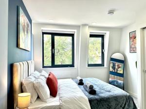 Contemporary Designer 2 Bed Apartment, Free Parking, Gym, Yoga & Cinema Room