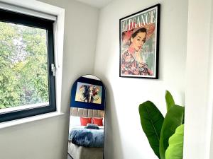 Contemporary Designer 2 Bed Apartment, Free Parking, Gym, Yoga & Cinema Room