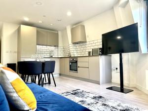 Contemporary Designer 2 Bed Apartment, Free Parking, Gym, Yoga & Cinema Room