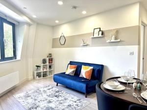 Contemporary Designer 2 Bed Apartment, Free Parking, Gym, Yoga & Cinema Room