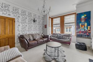 Spacious 4Bed Town House for Contractors & Family Friendly in Great Central Location