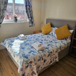 Edinburgh city centre one private bedroom in shared apartment with private bathroom with free car parking