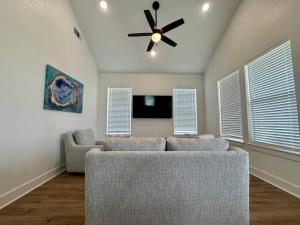 Two Bedroom Villa Walk to Beach