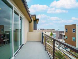 Beautiful Irvine Grand Park Community Cozy and Comfortable Home