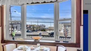 3 Bedroom 2 bath Beach House condo- 10 houses from the beach walk to the beach,every fishermans paradise begins