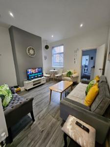 By the Joyous Stays - House with home comforts