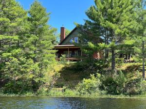 Waterfront Lodge - Firepit, Bunkie, Watercrafts, BBQ