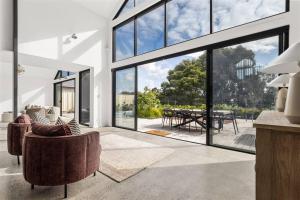 Ember and Aqua - Luxury Barnhouse on the Golf Course