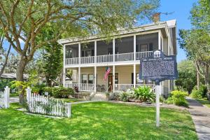 Downtown Historic Victorian Steps to Clay Theatre