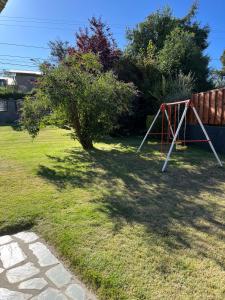 QUIME CHE. Casa con jardín, parrilla y cochera.