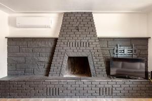 Cheerful Three Bedroom with a Fireplace