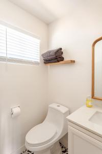 Cheerful Three Bedroom with a Fireplace