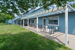 Rustic 4-Lodge Stay - Perfect for Groups