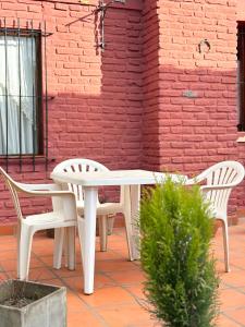 CASA SOL, encantadora y espaciosa casa a dos cuadras de la Laguna, con pileta y parque en Complejo El Solcito