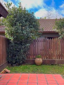 CASA SOL, encantadora y espaciosa casa a dos cuadras de la Laguna, con pileta y parque en Complejo El Solcito