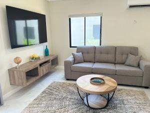 Drift & Discovery New Modern Stay, Mins to Beach!