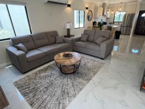 Drift & Discovery New Modern Stay, Mins to Beach!