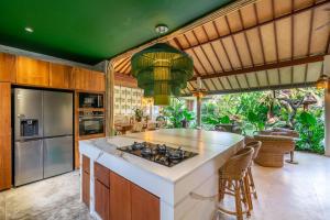 Sweet Surrender - Stylish 4BR Near Potato Head