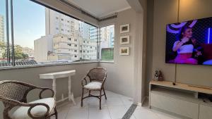 Apê central BC | 450m da praia + AC + vaga