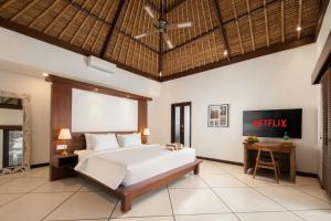 HUGE 9BR,10BATHR Villa,Best Location,5min Beach