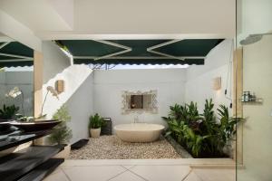 HUGE 9BR,10BATHR Villa,Best Location,5min Beach