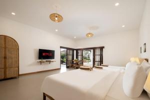 HUGE 9BR,10BATHR Villa,Best Location,5min Beach