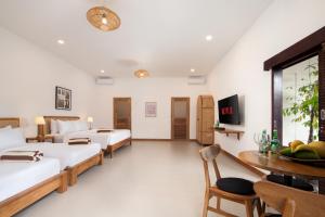 HUGE 9BR,10BATHR Villa,Best Location,5min Beach