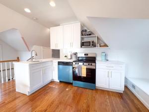 Family-Friendly 4 Bed 3 Bath Downtown Delight