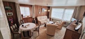 Maison vis-à-vis du lac