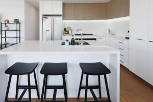 302 Penthouse Portarlington Waterfront Luxury sleeping 6 3 Queen Bedrooms 2 bathrooms Private Terrace Aircon and Heating