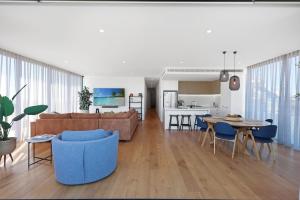 302 Penthouse Portarlington Waterfront Luxury sleeping 6 3 Queen Bedrooms 2 bathrooms Private Terrace Aircon and Heating