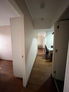 Habitación con cama matrimonial en dpto tipo roomie