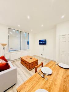 Cozystays Refurbed Modern Apartment Private Garden Free Parking