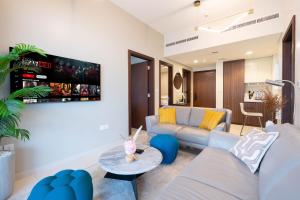 Lakeside 2-Bedroom Apartment with Pool & Gym - Business Bay