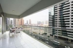 Lakeside 2-Bedroom Apartment with Pool & Gym - Business Bay