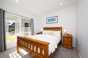 Hilltop Cottage - Beachside Escape with Fireplace