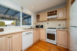 Hilltop Cottage - Beachside Escape with Fireplace